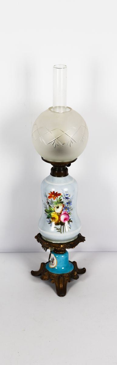 Oil lamp in porcelain and gilt bronze