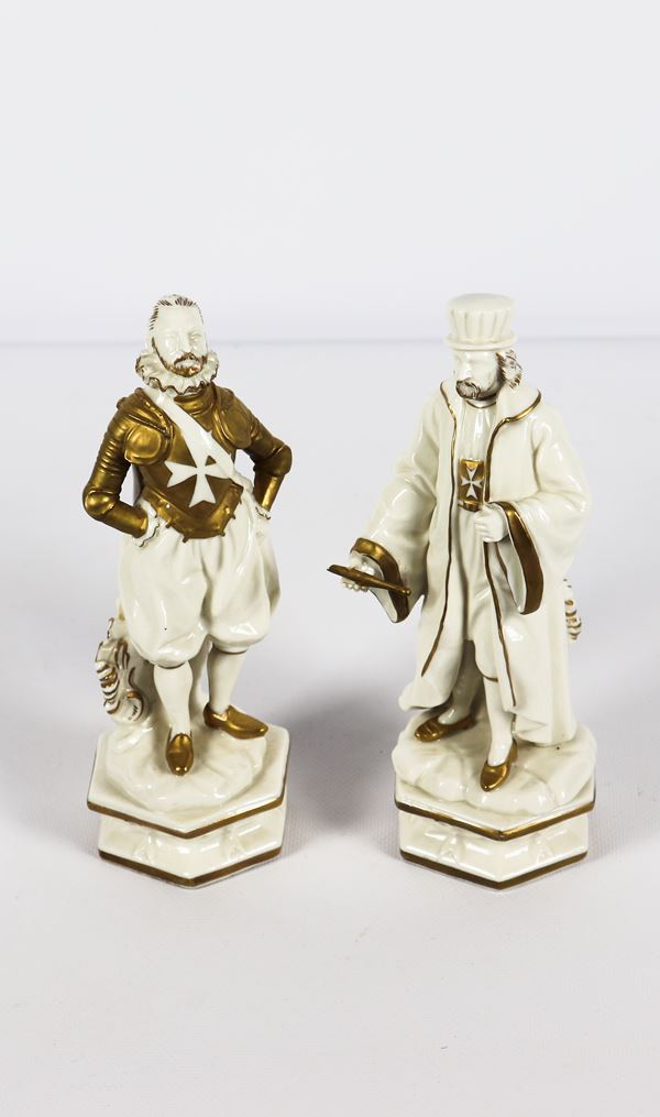 Coppia di Statuine in porcellana bianca e oro &quot;Cavaliere e notabile&quot;