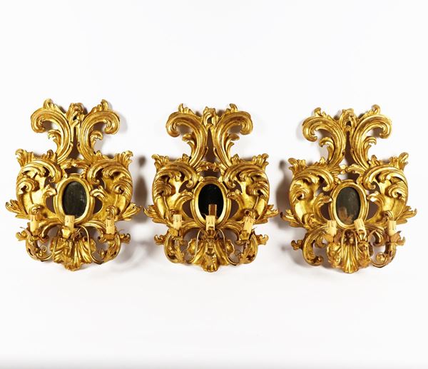 Tre Appliques di linea Luigi XIV in legno dorato