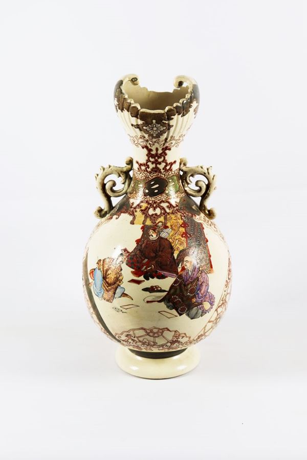 Japanese vase, Meiji period, in glazed porcelain