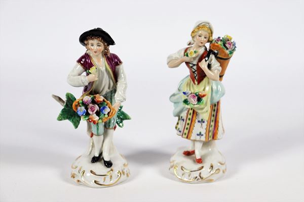 Coppia di statuine &quot;Venditori di fiori&quot; in porcellana policroma di Capodimonte
