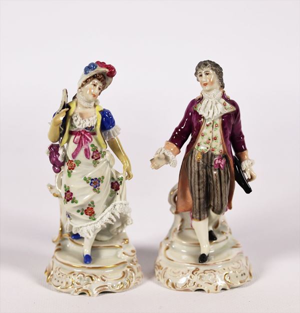 Coppia di antiche statuine francesi &quot;Dama e cavaliere&quot; in porcellana policroma