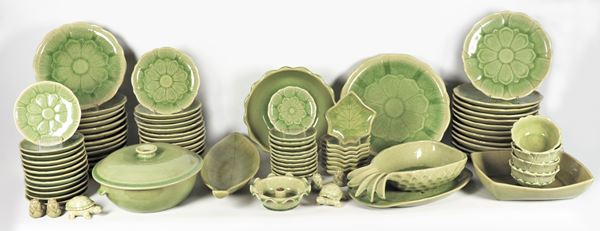 Celadon green porcelain dinner service (89 pcs)