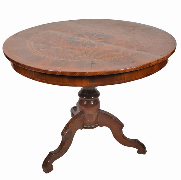 Antique Rolo coffee table with round shape in walnut