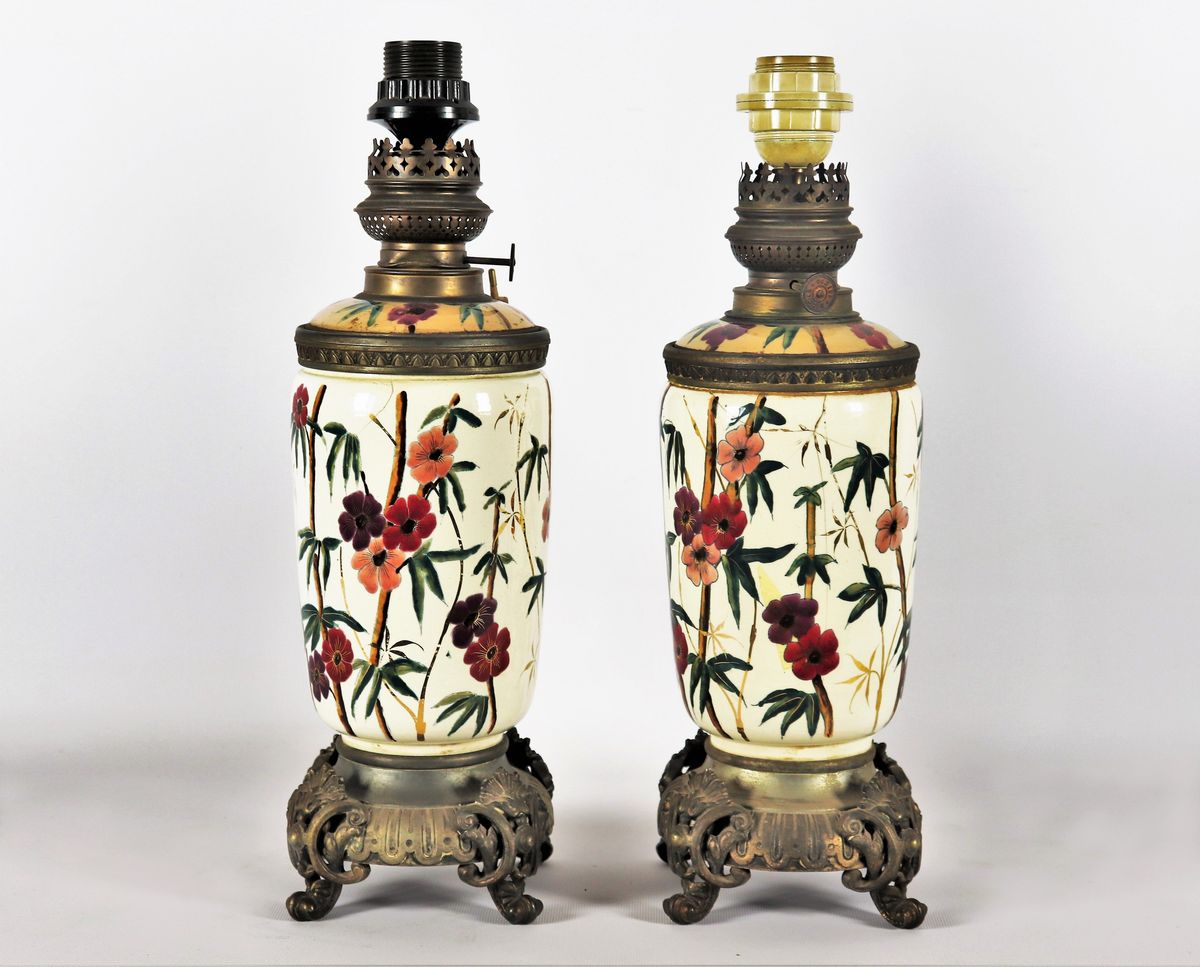 Coppia di antiche lampade a petrolio francesi in porcellana con basi in bronzo