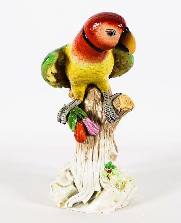 Scultura &quot;Pappagallo su tronco d&#39;albero&quot; in porcellana Capodimonte