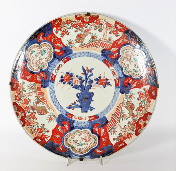 Antico grande piatto da muro in porcellana giapponese Imari. Firmato
