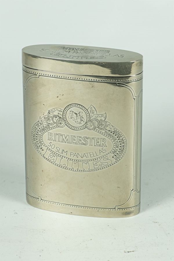 Oval cigar box in silver metal