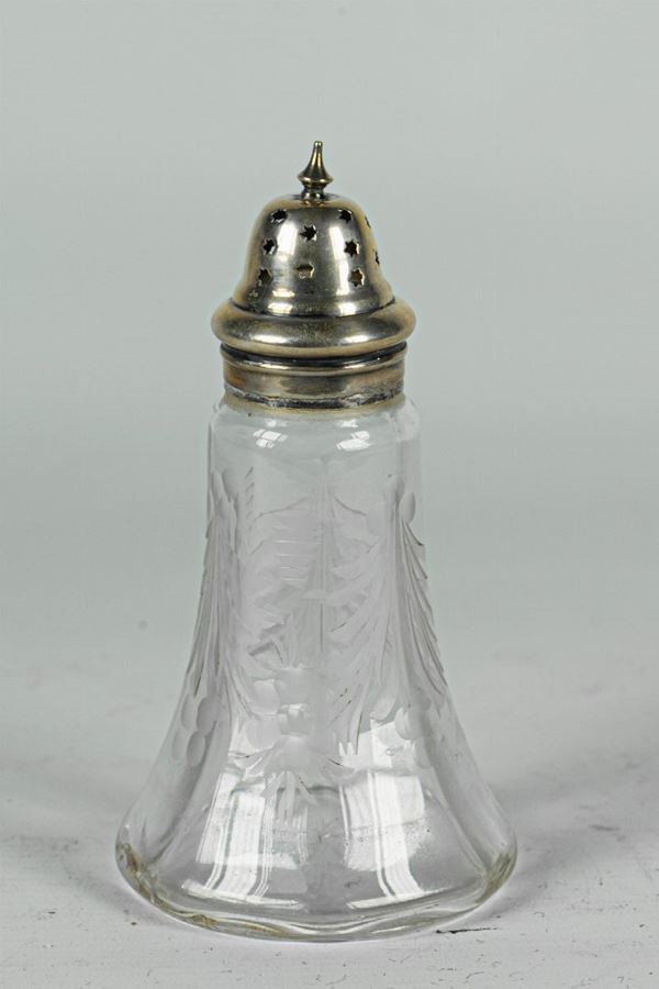 Sugar spreader in worked crystal