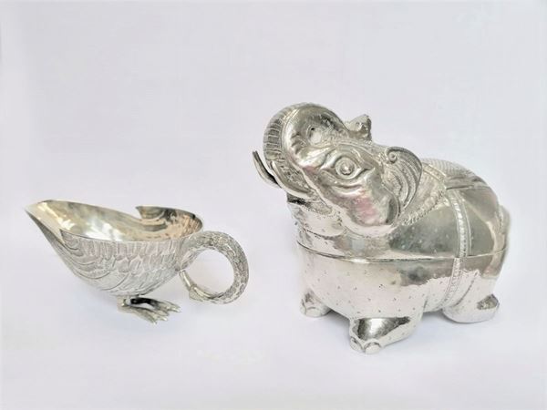 Scatola a forma di &quot;Elefante&quot; e tazza a forma di &quot;Cigno&quot; in argento gr 300