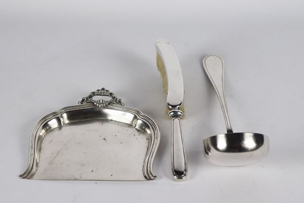 Silver lot of a crumb catcher with brush and a ladle gr 500