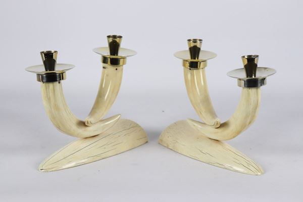 Coppia di piccoli candelabri in argento e corno