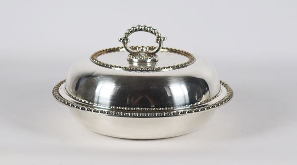 Round vegetable dish in silver metal