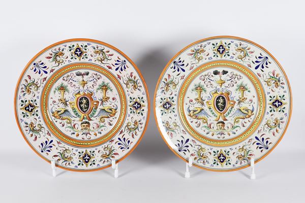 Pair of large parade plates in glazed and glazed majolica branded Fantechi Ceramiche - S.I.F.M.A.