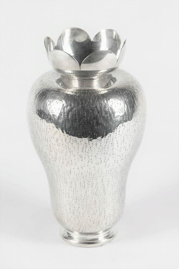 Vase in hammered silver
