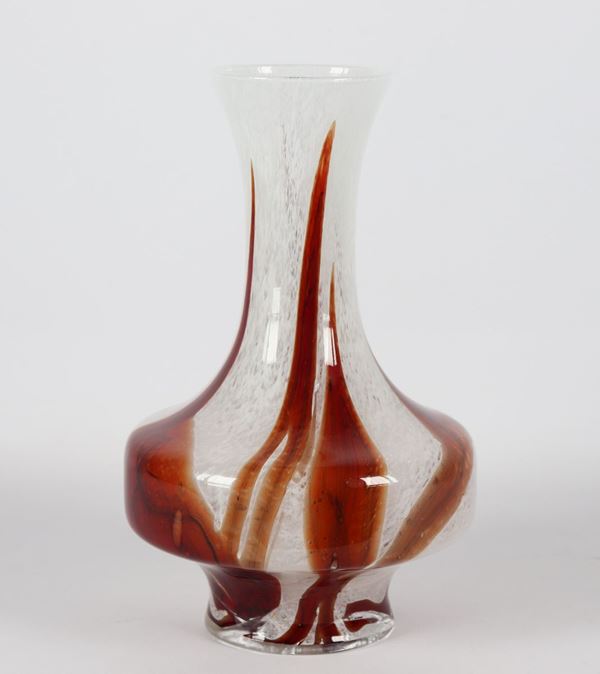 Vaso in vetro soffiato di Murano con colate marroni su fondo bianco