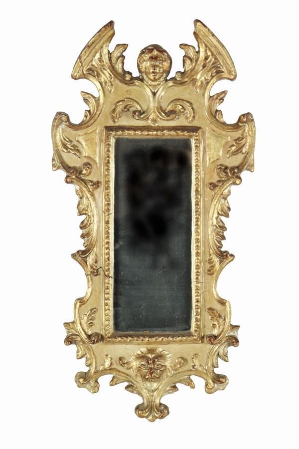 Piccola specchiera di linea Luigi XV in legno laccato e dorato a mecca