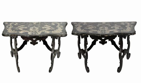 Coppia di antiche consolles di linea Luigi XIV in legno laccato nero
