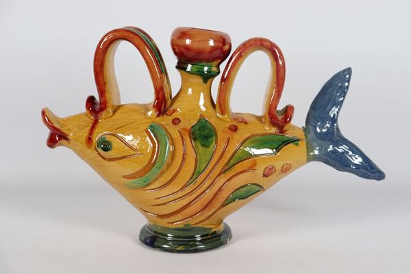 Fiasca a forma di &quot;Pesce&quot; in terracotta maiolicata e smaltata. Firmata Ferraro