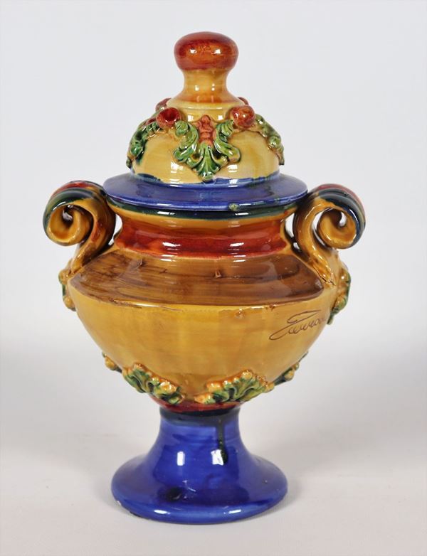 Piccolo vaso con coperchio in terracotta maiolicata e smaltata. Firmato Ferraro