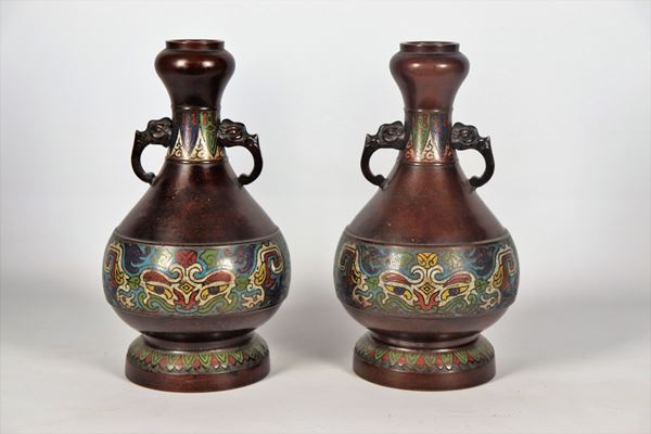 Coppia di vasi cinesi in bronzo e smalti cloisonn&#232;