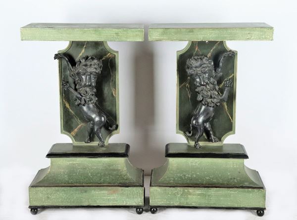 Pair of shelves with sculptures of lions in green lacquered wood