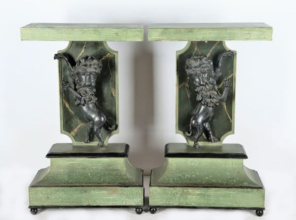 Coppia di mensole con sculture di leoni in legno laccato verde