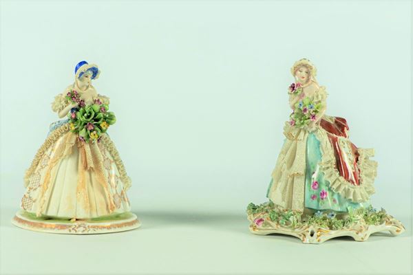 Coppia di Statuine &quot;Damine&quot; in porcellana policroma Capodimonte