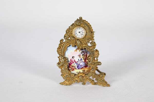 Antico piccolo orologio da tavolo in bronzo dorato con placca in smalto 
