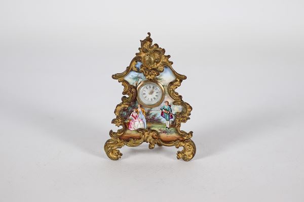 Antico piccolo orologio da tavolo in bronzo dorato con placca in smalto