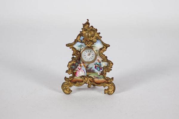 Antico piccolo orologio da tavolo in bronzo dorato con placca in smalto