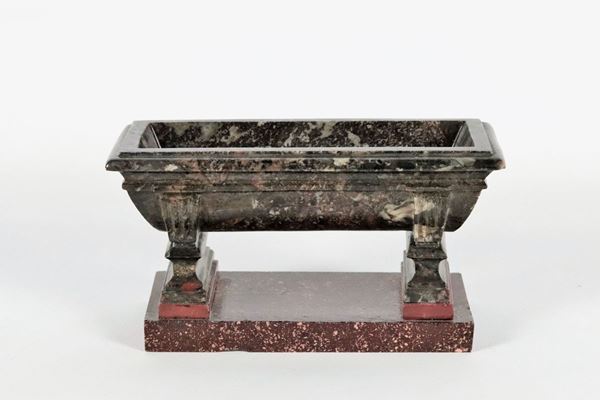 Vasca romana Periodo Neoclassico in marmo nero con base in porfido