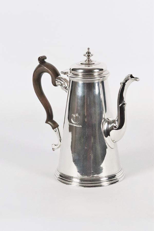 Giorgio II Argentiere T. Tearle silver coffee pot. 744 grams