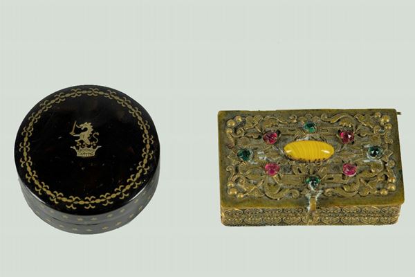 Two small boxes in tortoiseshell and golden metal with semi-precious stones
