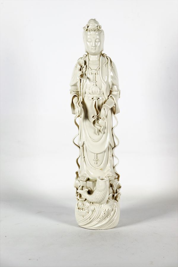 Antica "Guanyin" cinese in porcellana bianca smaltata