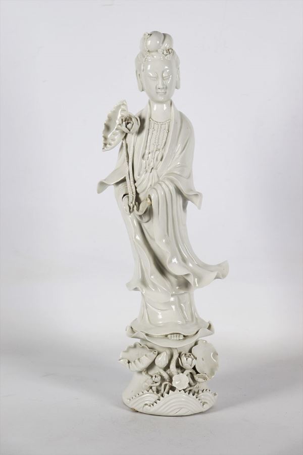 Antica &quot;Guanyin&quot; cinese in porcellana bianca smaltata