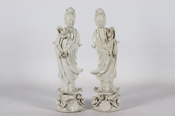 Coppia di &quot;Guanyin&quot; cinesi in porcellana bianca smaltata
