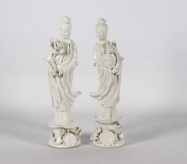 Coppia di &quot;Guanyin&quot; cinesi in porcellana bianca smaltata