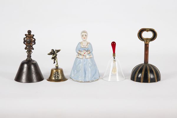 Lotto di cinque campanelli da tavolo di varie epoche, forme e misure