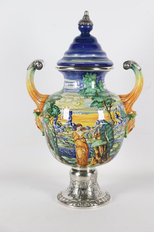 Vaso biansato in maiolica lustrata di Pesaro, marcato Mengaroni, con base e profili in argento