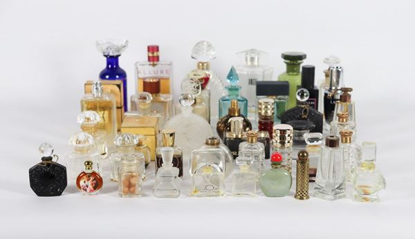 Collezione di bottigliette da profumo