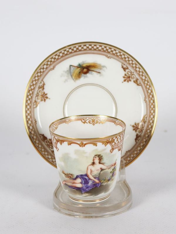 Tazza con piatto francese in porcellana bianca e oro con scena dipinta &quot;Nudo di donna con fiori&quot;