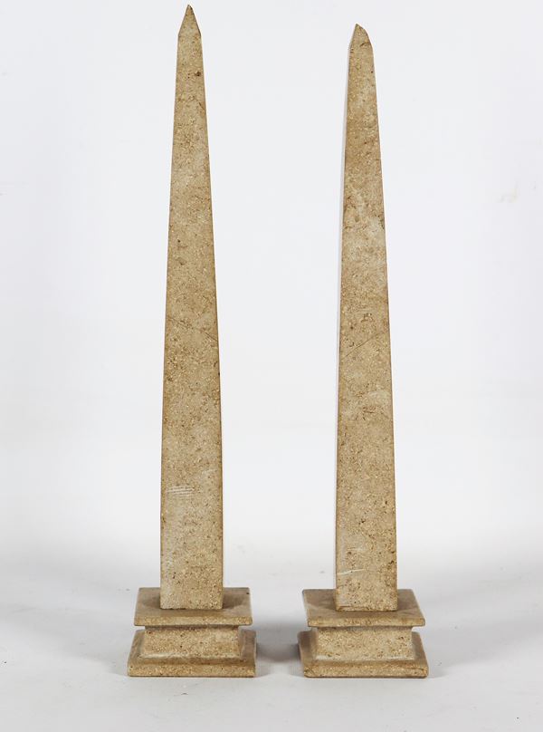 Coppia di obelischi in marmo con basi quadrangolari