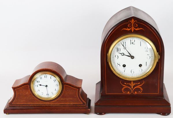 Lotto di una pendola americana e un orologio da tavolo in mogano
