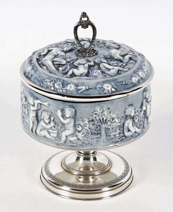 Scatola portabiscotti in porcellana Capodimonte con base in argento
