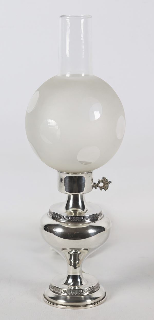 Lampada da tavolo in argento con globo in cristallo