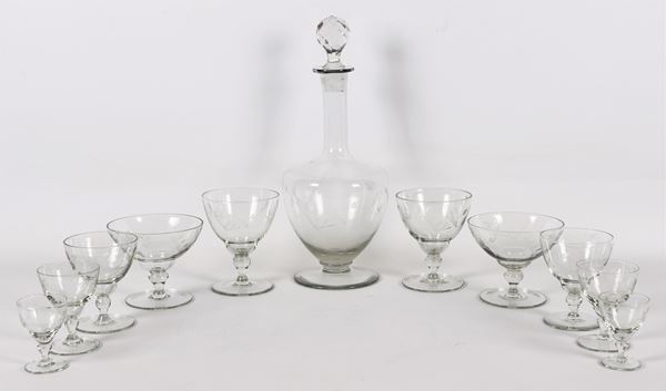 Crystal glass set engraved with flower motifs (31 pcs)