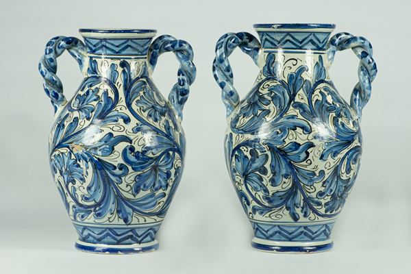 Coppia di Anfore in maiolica smaltata Castelli