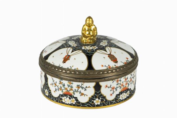 Round porcelain box