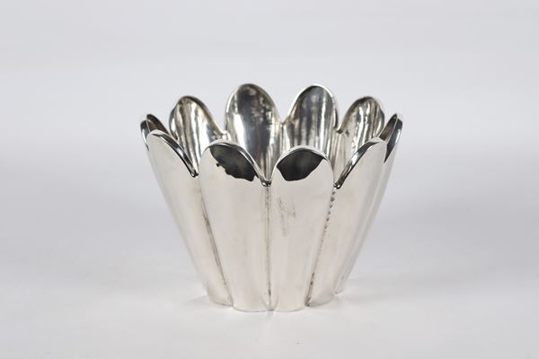 Piccolo vaso in argento titolo 900 a forma di fiore gr 430